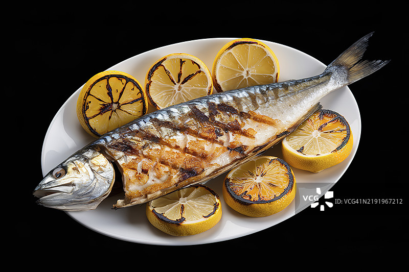一盘烤鱼，特别是鲭鱼，外皮金黄酥脆图片素材