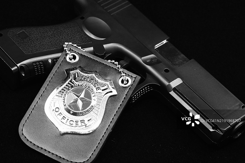 警徽和手枪，警务装备图片素材