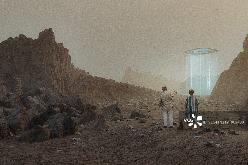 有趣的老年夫妇观察即将到来的 UFO图片素材