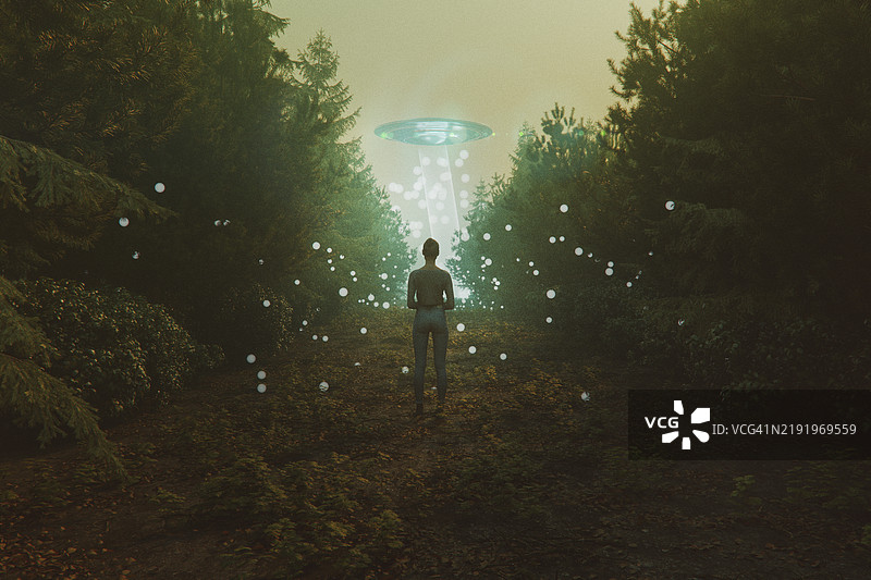 年轻女性在森林中观察UOF图片素材