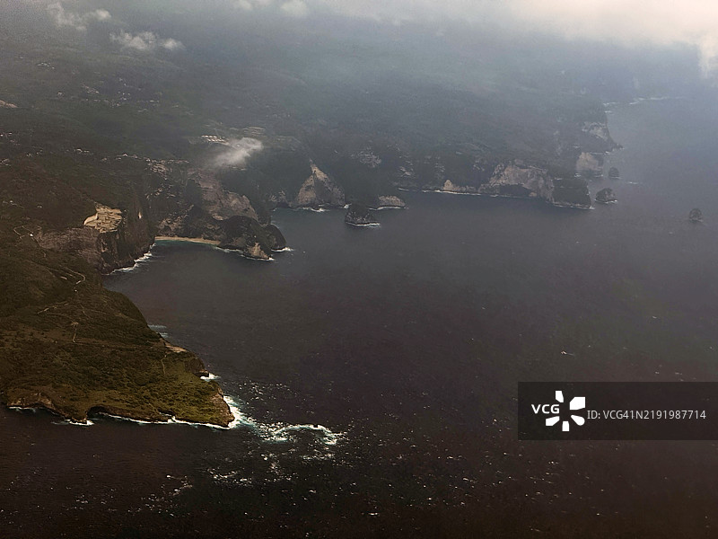 印尼巴厘岛努沙佩尼达岛的崎岖海岸线图片素材