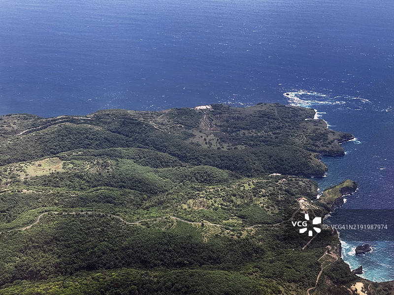 印尼巴厘岛努沙佩尼达岛的崎岖海岸线图片素材