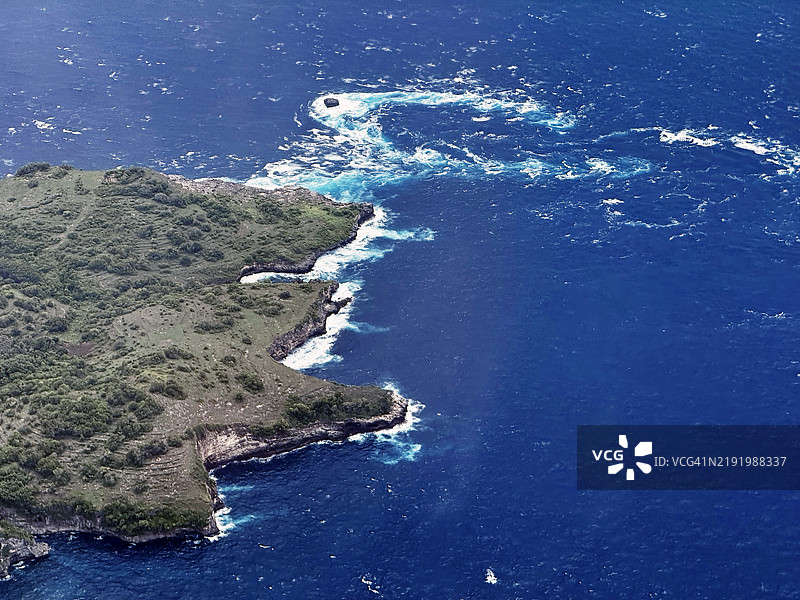 印尼巴厘岛努沙佩尼达岛的崎岖海岸线图片素材