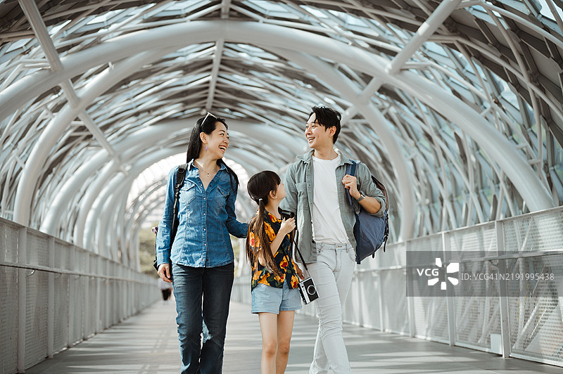 亚洲父母带女儿周末旅行图片素材