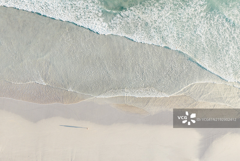 无人机拍摄的海滩和海浪的鸟瞰图。图片素材