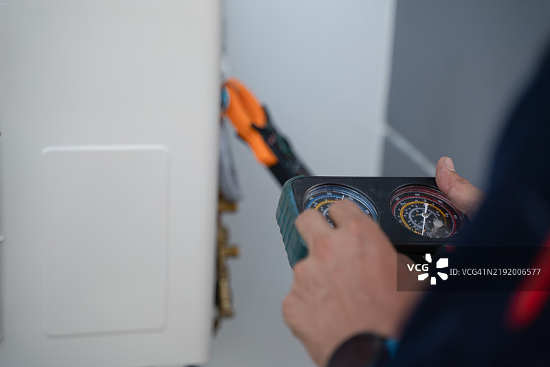 一个男人手里拿着一个有两个旋钮的设备图片素材