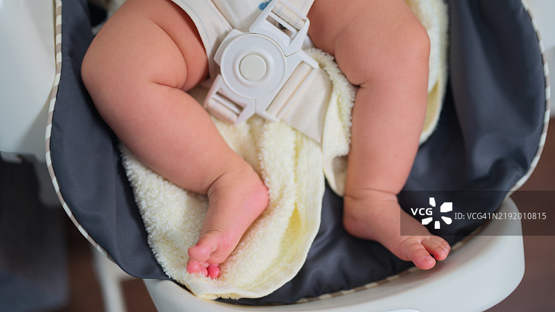 婴儿在婴儿床上的小腿特写图片素材