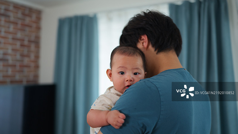 亚洲父亲在家照顾他的小婴儿图片素材