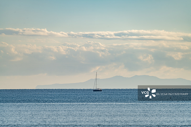 一艘游艇在日本神奈川的海滩上航行图片素材