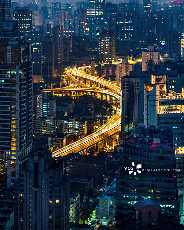 上海市中心的高架桥和建筑背景图片素材