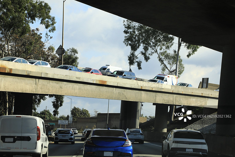 早高峰期间的交通堵塞图片素材