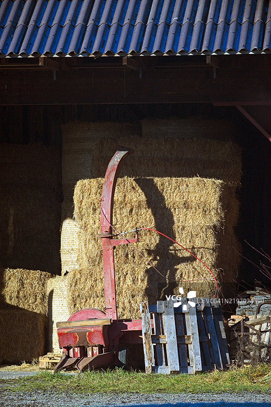 谷物或干草存放在谷仓内图片素材