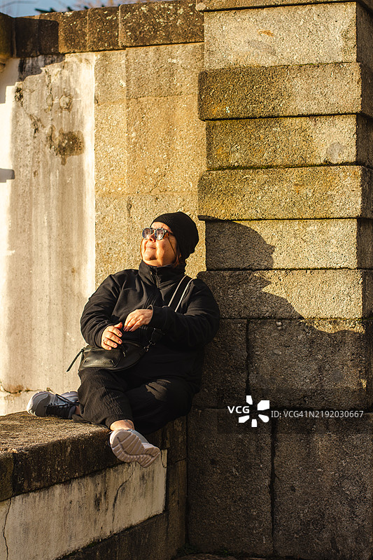 在布拉加的博姆耶稣山，女人享受阳光。图片素材