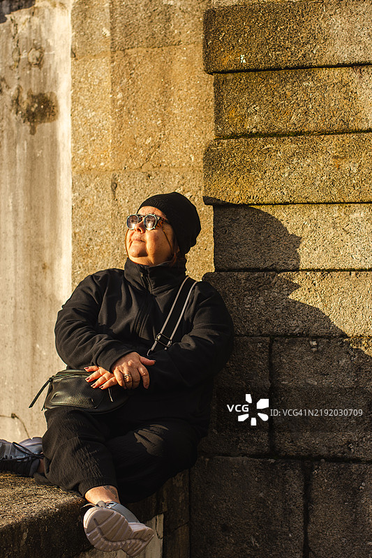 在布拉加的博姆耶稣山，女人享受阳光。图片素材