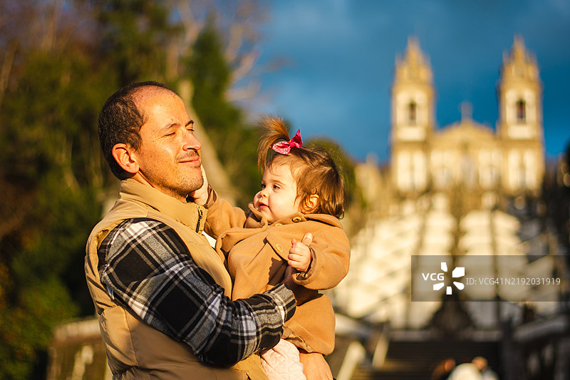 叔叔在博姆耶稣山教堂与侄女亲密互动图片素材