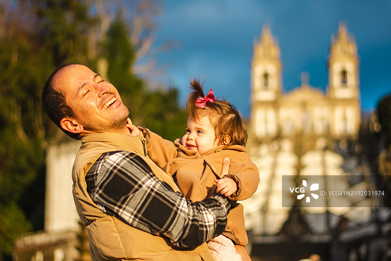 叔叔在博姆耶稣山教堂与侄女亲密互动图片素材