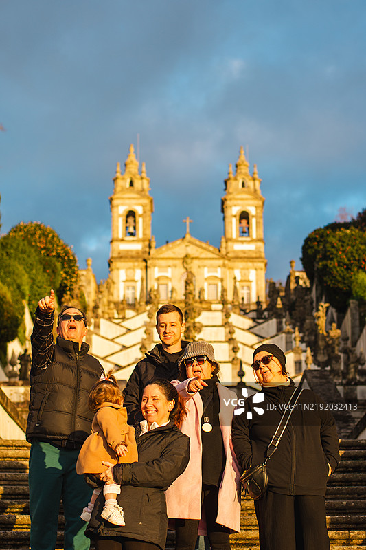 在布拉加的博姆耶稣山前的家庭亲密时刻图片素材