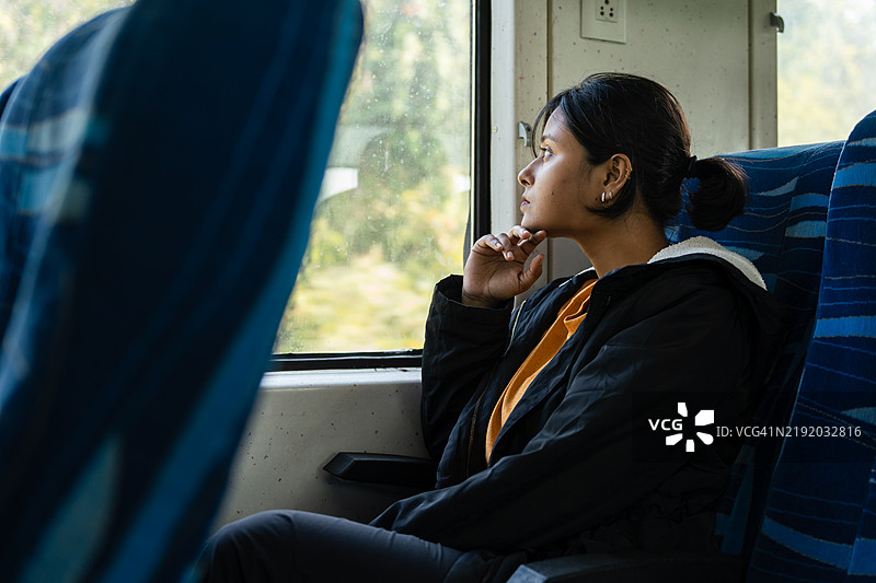 年轻的印度女性乘坐火车旅行。图片素材