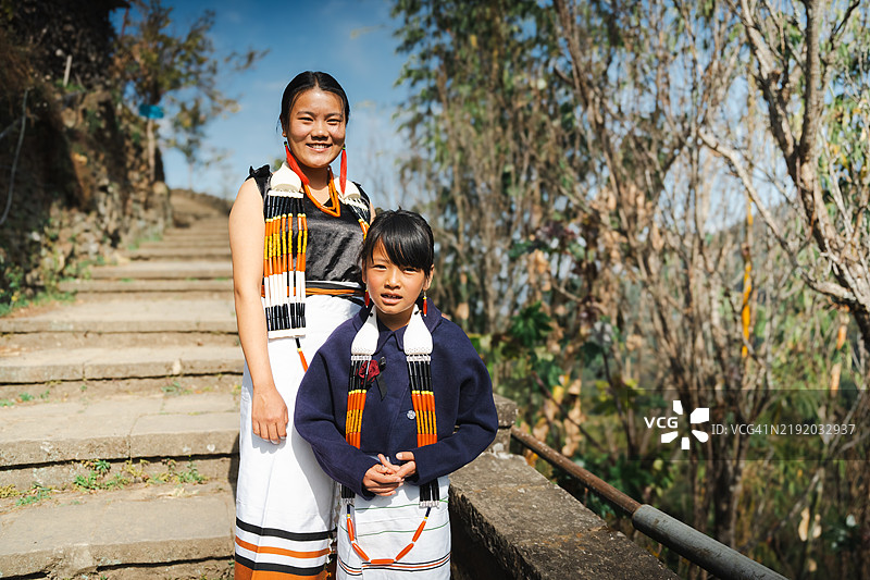 两位来自安伽米部落的年轻女性穿着传统服饰的宽幅肖像。图片素材