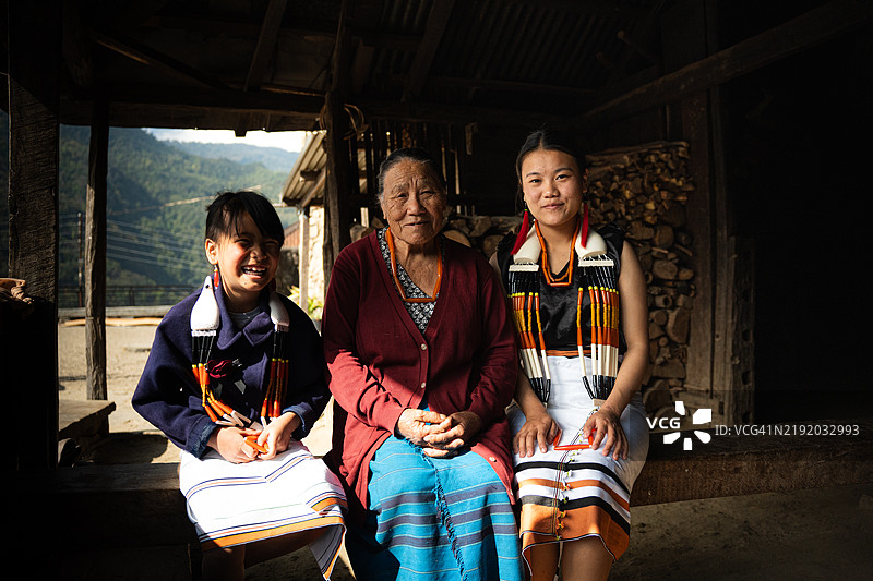 不同年龄段的安伽米女性。图片素材
