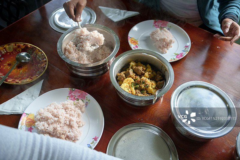 年轻女性在孔诺玛的民宿享用当地烹饪的美食。图片素材