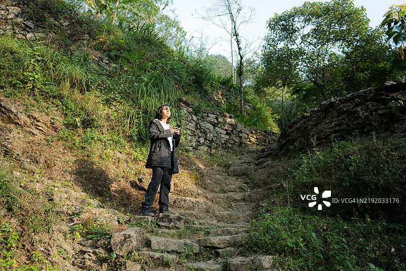 年轻女性旅行者在孔诺玛徒步旅行。图片素材