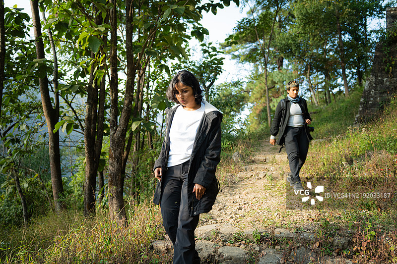 两位女性旅行者在探索Khonoma的自然美景。图片素材
