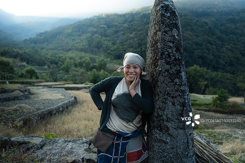 来自那加兰的安伽米部落女性肖像，正看着镜头。图片素材