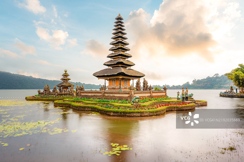 巴厘岛的古老寺庙和湖泊。布拉坦湖乌伦达努寺。图片素材