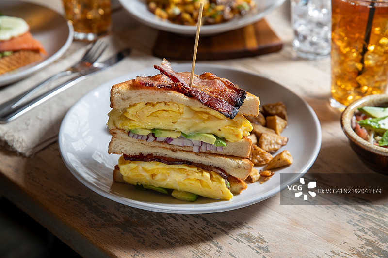 培根脆皮早餐三明治图片素材