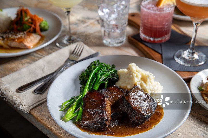 红烧短肋排，土豆泥，西兰花，短肋排肉汁图片素材