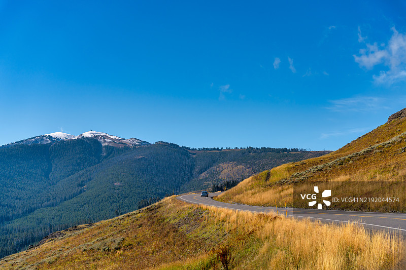 在黄石国家公园的公路上图片素材