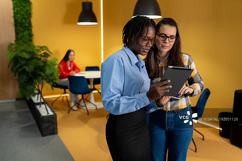 同事在工作中图片素材