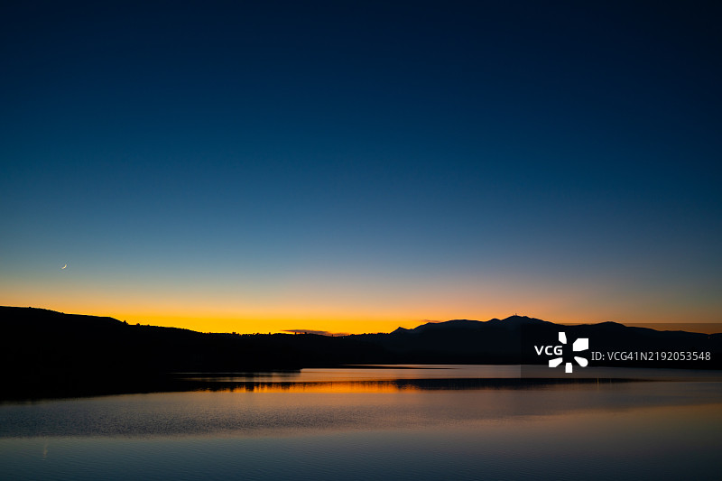 日落后的宁静湖泊图片素材