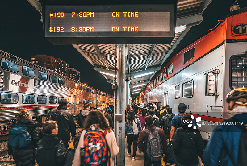 旧金山卡尔特雷恩车站的夜间忙碌景象图片素材