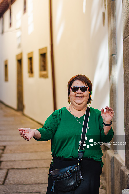 吉马良斯的老年女性肖像图片素材
