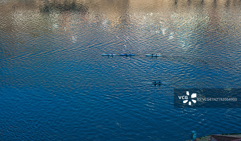 人们在波尔图的杜罗河上划皮艇图片素材