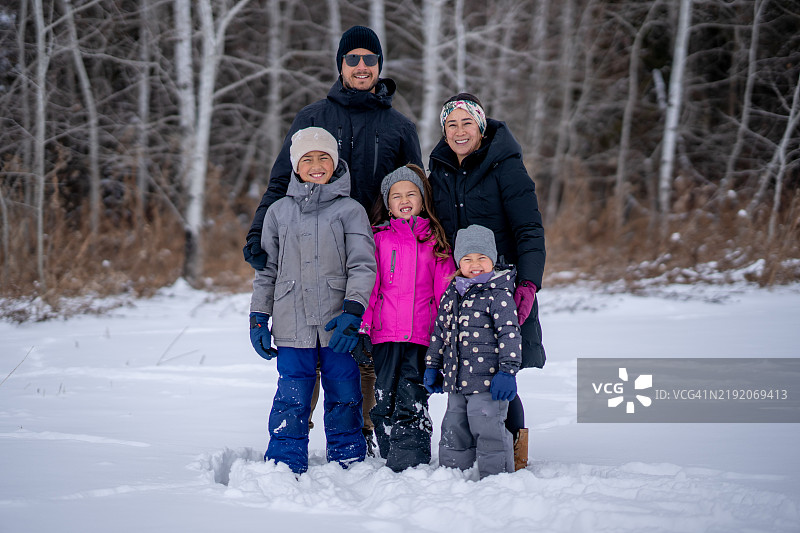 冬季家庭肖像图片素材
