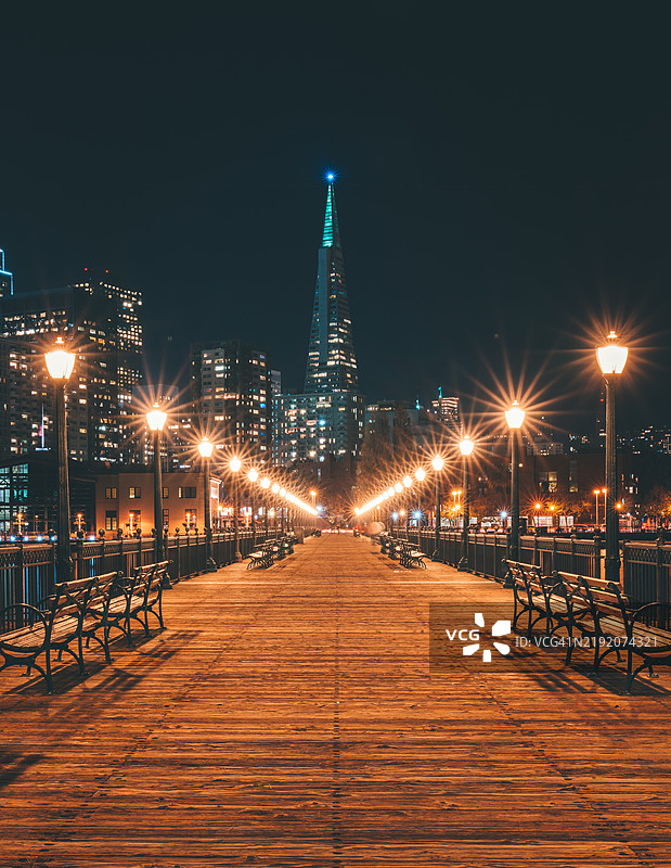 七号码头与跨美大厦在星空下 - 旧金山夜景图片素材