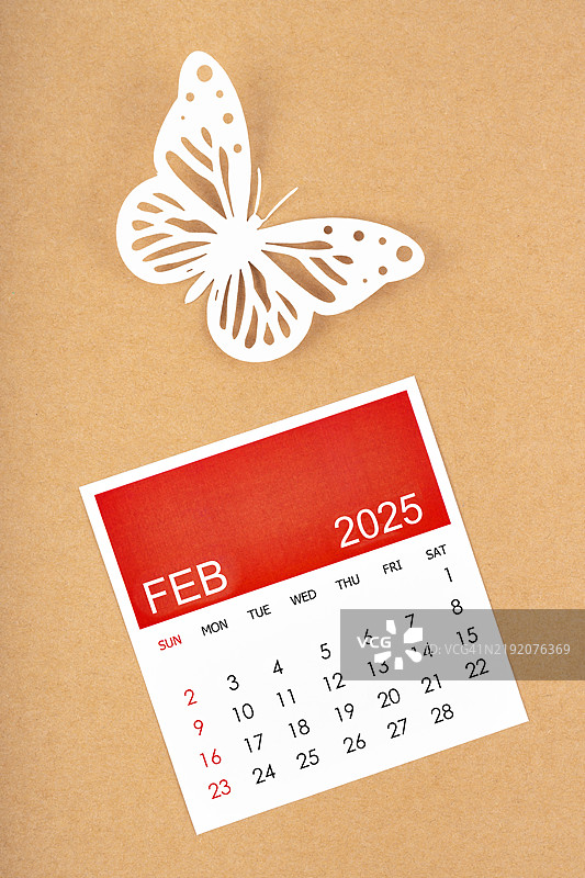 2025年2月日历，背景为棕色，装饰有蝴蝶纸。图片素材