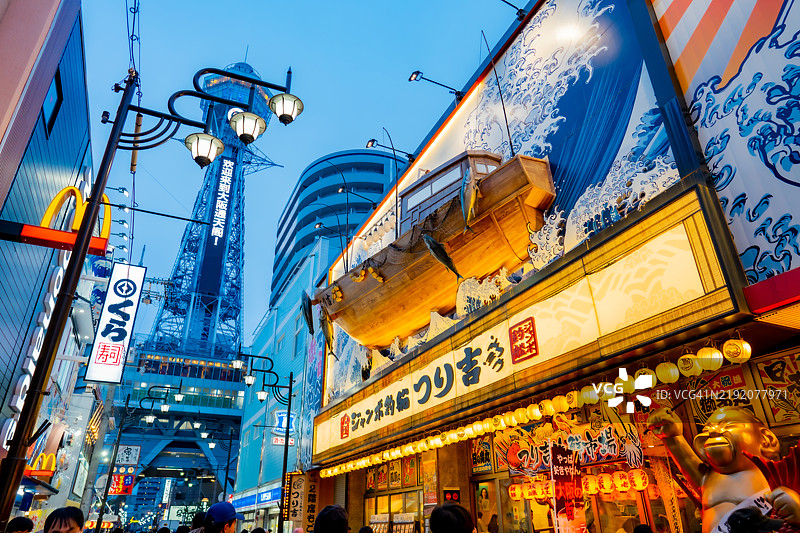 通天阁是位于大阪新世界地区的地标。这是日本新世界的旅游目的地。新世界夜生活的街景。图片素材