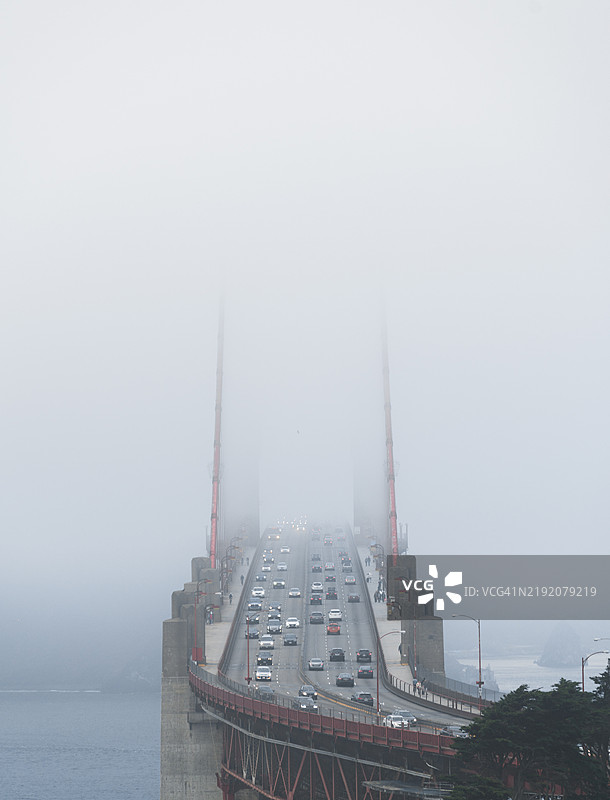 金门大桥笼罩在神秘的雾气中图片素材