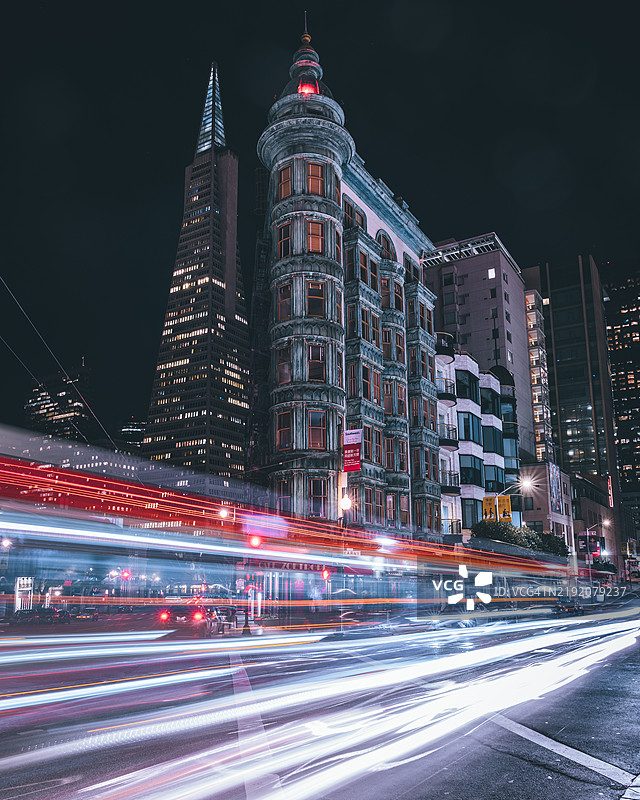 哥伦布塔与光轨 - 旧金山的城市夜景图片素材