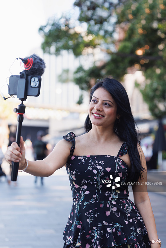 印度女性旅行博主正在录制内容图片素材