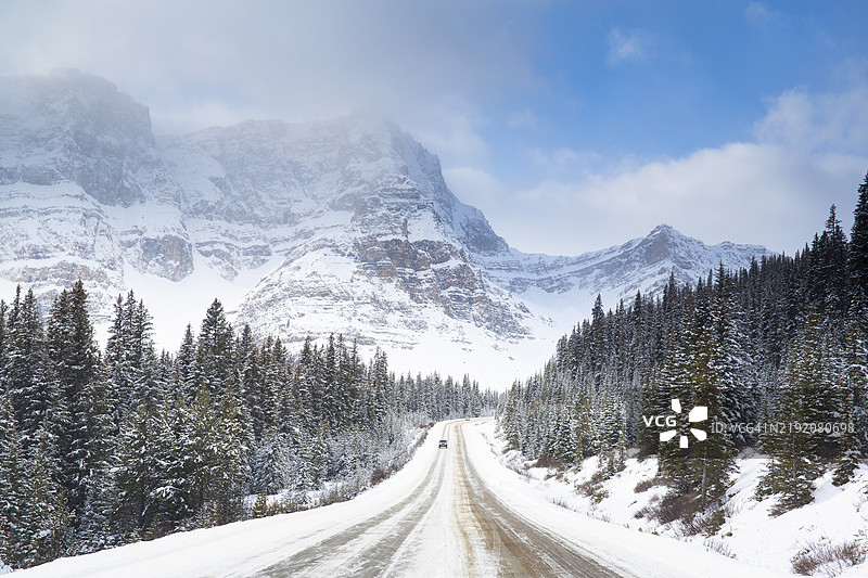 雪-covered道路的景观图片素材