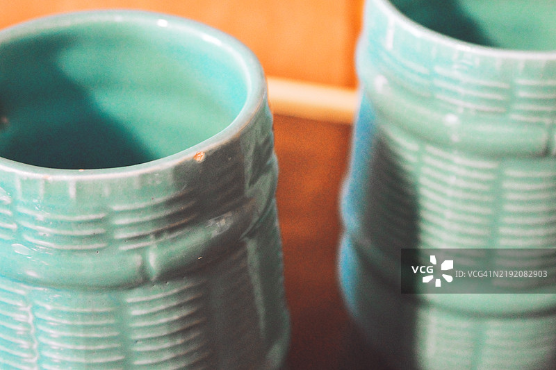 有缺口的陶瓷杯瑕疵，复古古董，二手店的提基杯图片素材