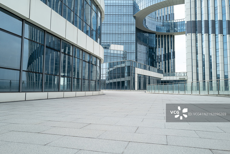 办公大楼前的 marble 地板图片素材