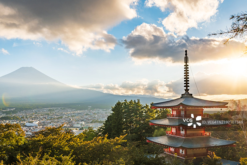忠灵塔与富士山的日落景色图片素材