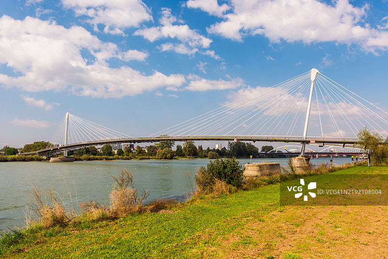 连接法国斯特拉斯堡和德国凯尔的莱茵河大桥图片素材