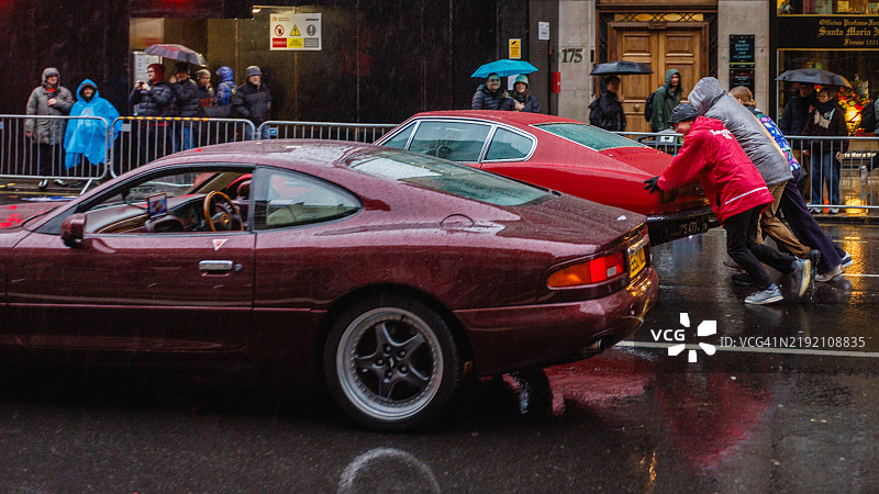 经典汽车在游行中被推动。图片素材